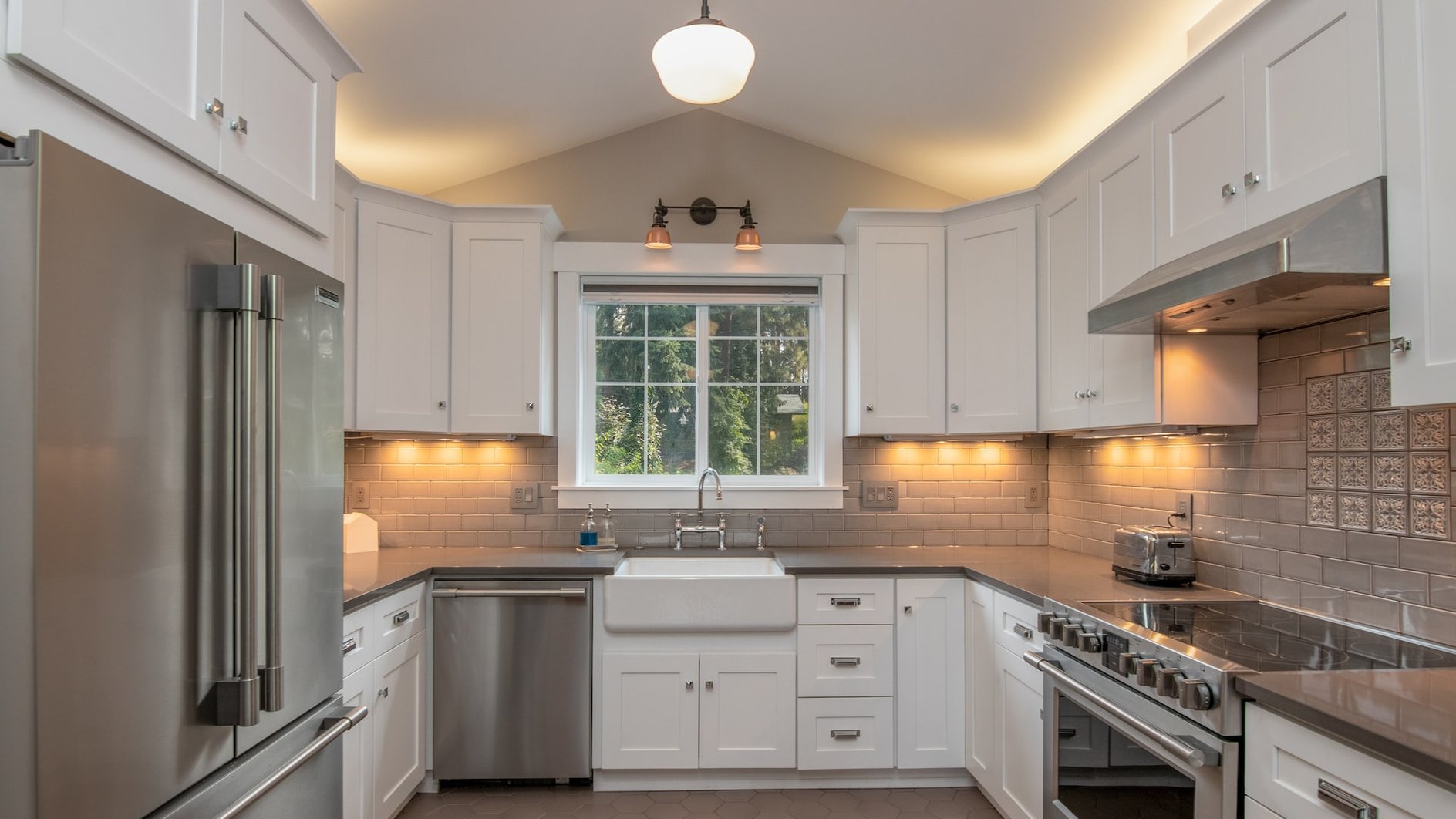 5 убойных средств, которые отмоют жир и грязь с кухонного фартука