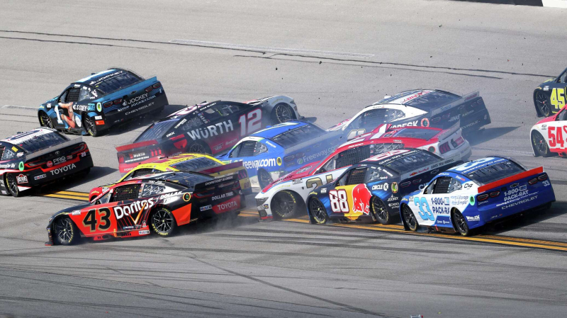 Авария с участием 27 машин произошла на гонке NASCAR