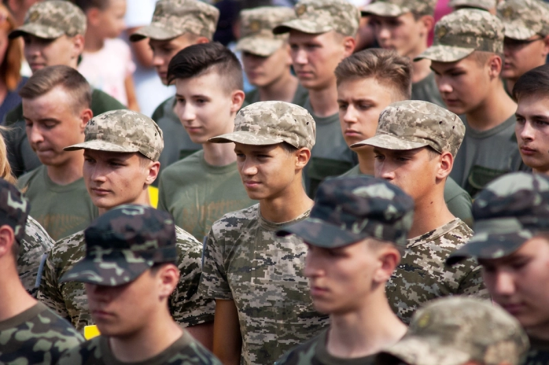 Часть подразделений ВСУ под Харьковом доукомплектовываются идейными подростками