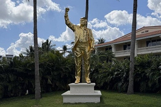 В США установили еще одну статую Трампа — она «очень высокая и очень золотая»