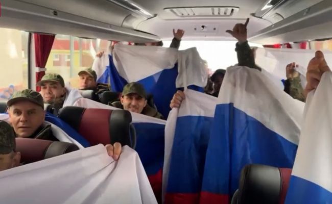 «Мам, домой еду» — военные, вернувшиеся из плена, созваниваются с родными