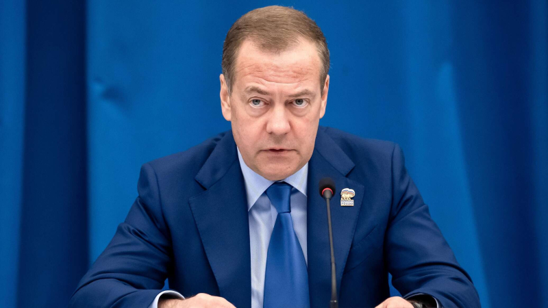 «Пауки в банке»: Медведев об отношениях между США и Европой