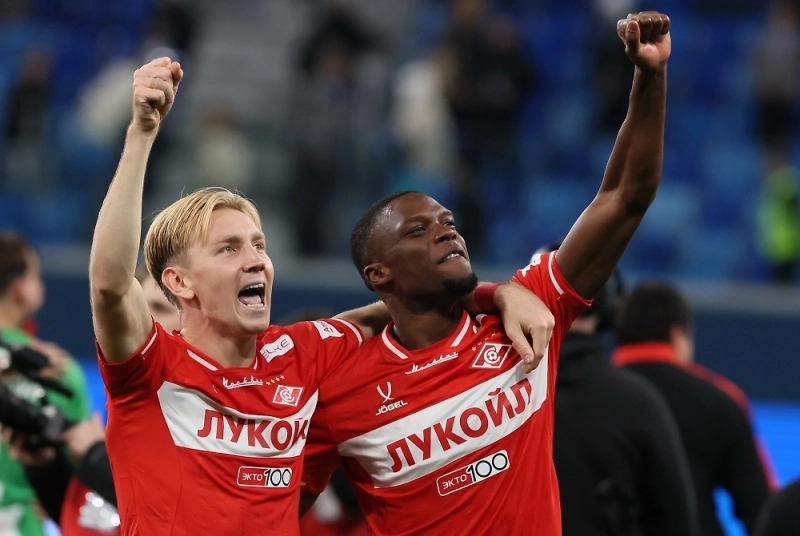 «Спартак» выбил «Зенит» из Кубка, а после игры полетели бутылки