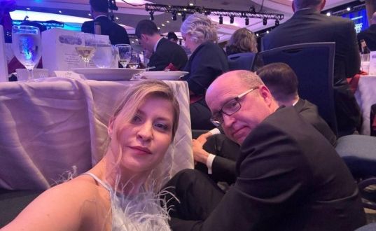 Укроскамеры: Посол Киева залезла под стол во время покушения на ужине в Вашингтоне