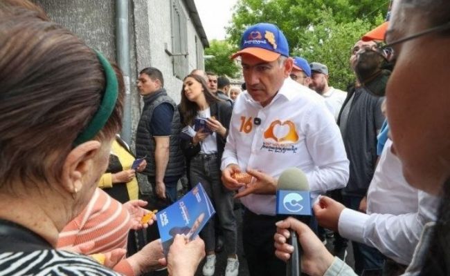 Членов партии Пашиняна обливают руганью при раздаче листовок