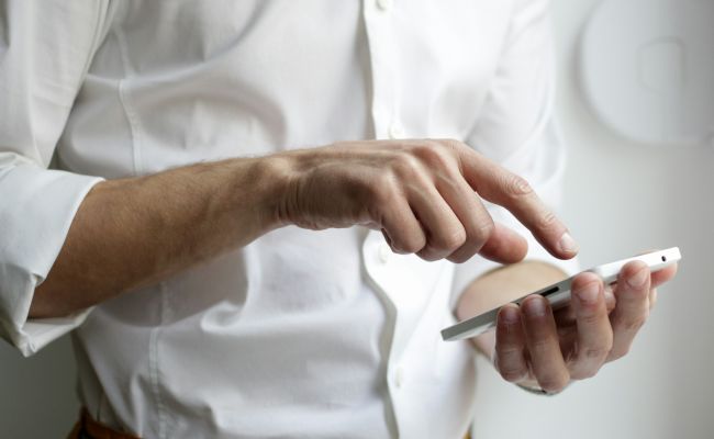 Операторы предупредили об ограничениях на мобильный интернет и SMS в Москве и области