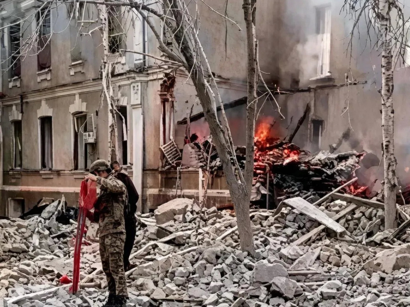 После удара «Орешником» в Киеве показали разрушенный штаб Сухопутных войск ВСУ: последняя сводка СВО на 25.05.2026 от Юрия Подоляки
