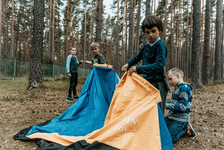 Родители экономят на детях: в России спрос на летние лагеря рухнул на четверть