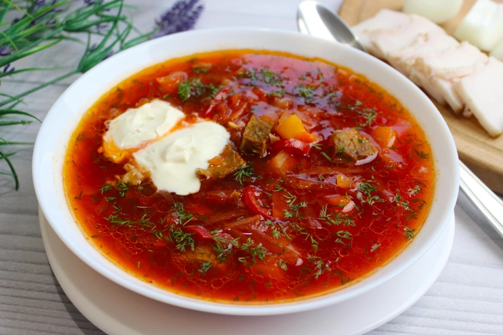 Свинина держит удар: почему борщ в России подешевел на 20% — сравниваем цены год назад и сейчас