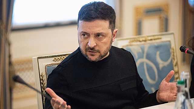 Зеленский поручил прекратить боевые действия до зимы