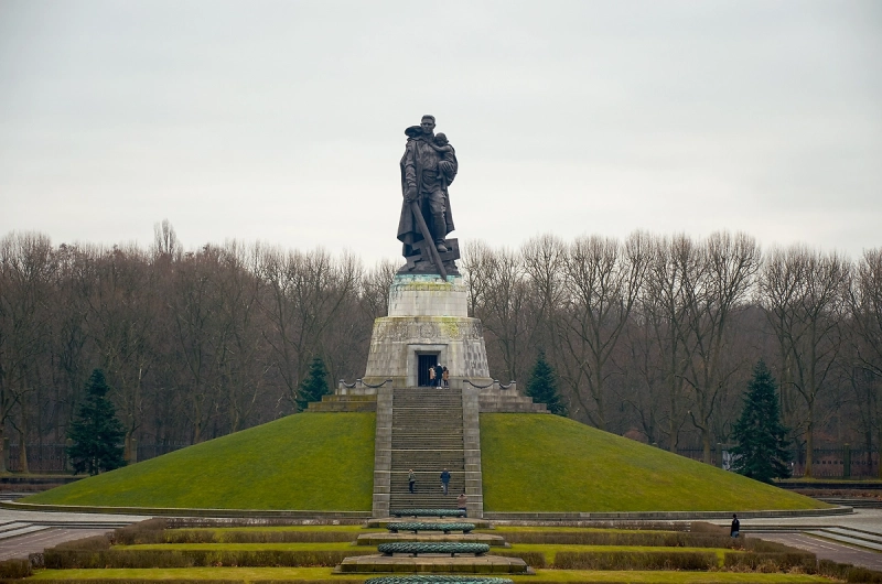 BZ: В Берлине ради политической выгоды хотят изменить облик советских мемориалов