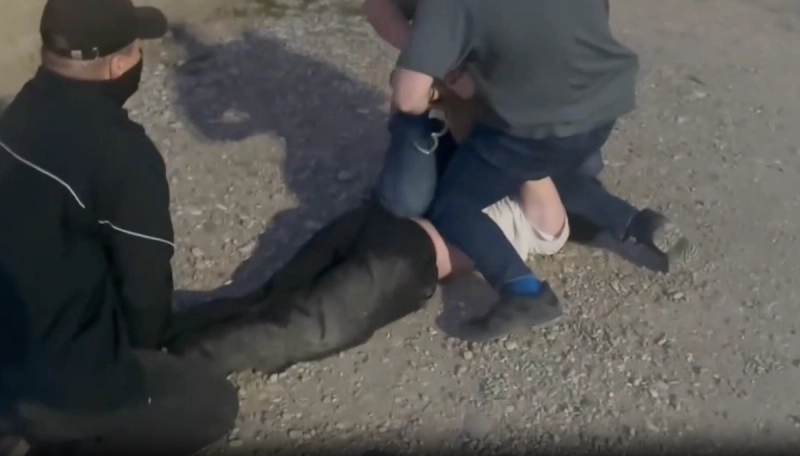 ФСБ показала видео задержания подростка, причастного к подготовке 15 терактов