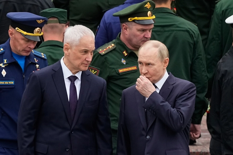 Путин кратко пообщался с Белоусовым после церемонии в Александровском саду