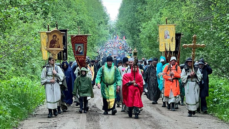 Шесть дней несли иконы и детей: репортаж с самого большого Крестного хода России