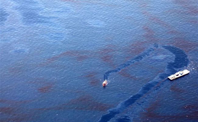 У Азербайджана нефть утекла в Каспий: пятно обнаружили у пляжа