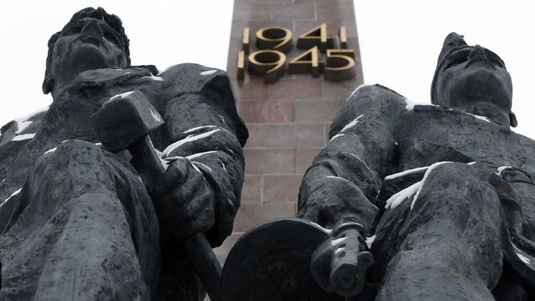 В Петербурге у монумента защитникам Ленинграда зажгли надпись из свечей