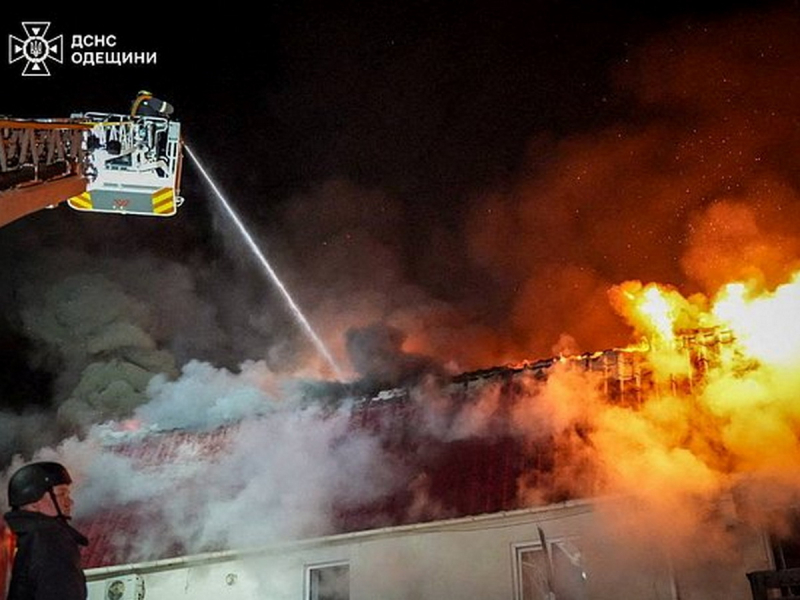 Мощные взрывы прогремели в Одессе: сообщается об ударах по военным объектам и порту, в городе пожары