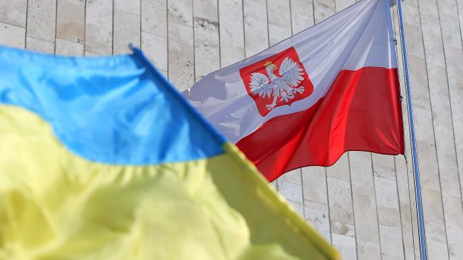 Польша депортировала украинца, который бросил рюкзак на рельсы метро в Варашаве