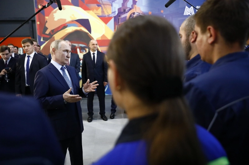 Путин после посещения Адмиралтейства пообщался с петербуржцами