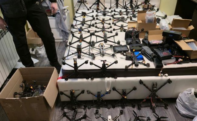 Украинский ребенок собирает осколочные бомбы для FPV в Запорожье — видео