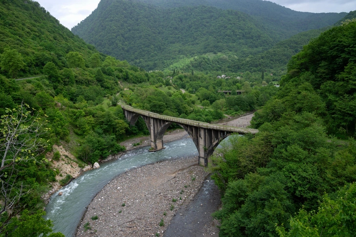 На границе России и Абхазии образовалась двухкилометровая пробка: туристы ждут часами