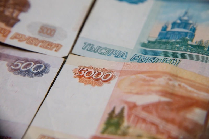 Росстат: Зарплаты в перестраховании достигли 595,3 тысячи, в НПФ — 827,1 тысячи