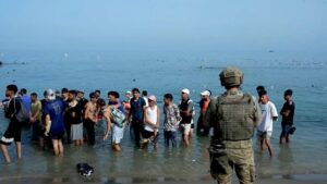 В Сеуте начали установку новых заграждений в море из-за наплыва мигрантов
