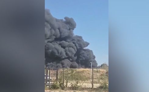 Во Франции горит большой склад с химикатами
